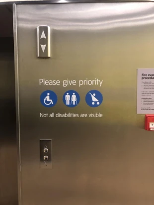 Nie wszystkie niepełnosprawności są widoczne. Fotografia windy w Tate Gallery. Fot. Dagmara Stanosz