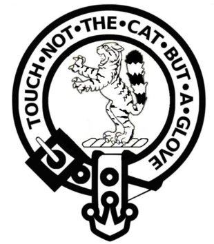 Herb konfederacji Chattan. Autor: Caracal Rooikat – Own work, CC0, commons.wikimedia.org