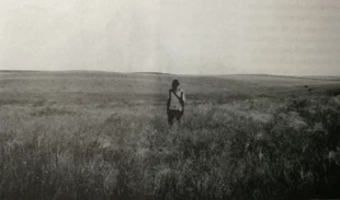 Autor artykułu na tle ukraińskich stepów. Fot. Ewa Kozioł