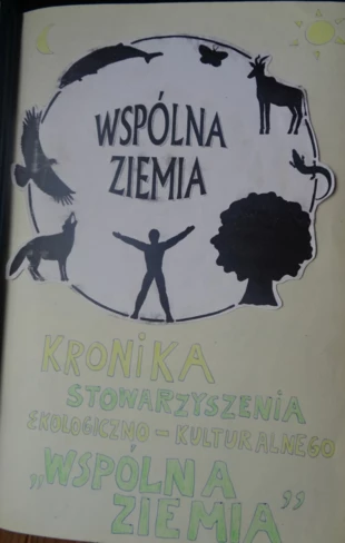 „Wspólna Ziemia” jest tak stara, że posiada własną papierową kronikę. Fotografia przedstawia jej tytułową stronę