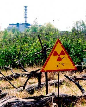 
Czarnobyl. Strefa zamknięta. W tle uszkodzona elektrownia jądrowa. fot. Oleksandr Naumov
