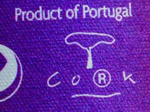 Kupując butelkę z tym znakiem masz pewność, że pomagasz portugalskim lasom. Fot. Adam Bohdan