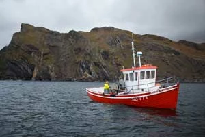 Rybak na niewielkim kutrze poławiający makrele u zachodnich wybrzeży Irlandii. Copyright: Corey Arnold & Pew