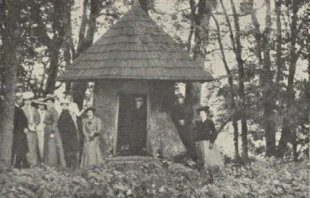 Zdjęcia altany wykonanej na zlecenie Dionizego Paszkiewicza z Baublisa z około 1900 r. Źródło: M. Bernsztejn, Dionizy Paszkiewicz – pisarz polsko-litewski na Żmudzi w pierwszej połowie XIX wieku, Wilno 1934; Polona.pl