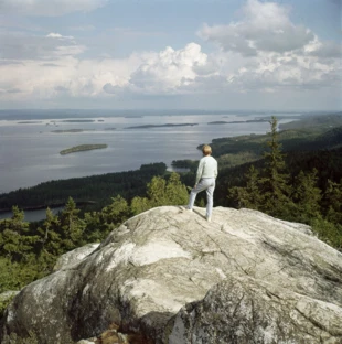 Koli to wzgórze położone w Parku Narodowym Koli, nad jeziorem Pielinen, czwartym co do wielkości jeziorem w Finlandii. Szczyt Ukko-Koli ma 347 m n.p.m. i jest najwyższym szczytem w południowej części kraju, składającym się głównie z białego kwarcytu. Wielu znanych fińskich artystów, takich jak kompozytor Jean Sibelius czy malarz Eero Järnefelt odbywało tu wycieczki by uchwycić piękno miejscowego krajobrazu. Fot. Volker von Bonin, źródło: Museovirasto za Finna.fi
