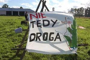 Obóz obrońców Rospudy w Gatne II, założony na prywatnej ziemi, będącej własnością kilku organizacji pozarządowych i osób prywatnych, istniał zaledwie jedną dobę – oficjalnie zamknięty ze względu na wypowiedź premiera Jarosława Kaczyńskiego o wstrzymaniu prac w Dolinie Rospudy, lipiec 2007 r. Fot. Maciej Pluciński