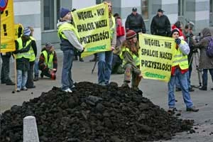 Akcja Greenpeace przed hotelem Sheraton w Warszawie podczas spotkanie przedstawicieli 20 krajów emitujących najwięcej CO2. Protestujący domagali się reukcji emisji i odejścia od węgla. © Greenpeace