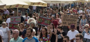 Być może nadzieją są oddolne inicjatywy oraz akcje mieszkańców i aktywistów? Na zdjęciu protest mieszkańców i mieszkanek Torunia przeciwko wycince drzew przy Alei im. Jana Pawła II. Fot. Marek Krupecki
