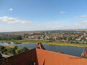 Elektrownia Północ byłaby widoczna z wieży zamku w Malborku. Niepowtarzalna panorama, przyciągająca rocznie setki tysięcy turystów z całego świata, zostanie zwieńczona chłodniami kominowymi z olbrzymimi pióropuszami pary wodnej. Fot. Olga Sypuła