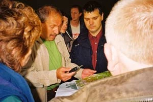Ryszard Florek, prezes firmy Fakro tłumaczy, gdzie miałby znajdować się kompleks rekreacyjny Szczawniczek w gminie Muszyna, wrzesień 2008. Fot. Grzegorz Bożek