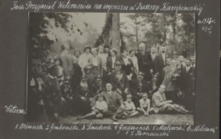 Zdjęcie ze spotkania Towarzystwa Przyjaciół Weteranów na wyciecze do Puszczy Kampinoskiej. Źródło: Polona.pl