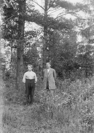 Do XIX wieku „turystyką wypoczynkową” w Finlandii zajmowała się szlachta zamieszkująca głównie szwedzkie dwory. Na początku XIX wieku będąca pod panowaniem rosyjskim Finlandia stała się celem turystyki uzdrowiskowej rosyjskiej klasy wyższej. Na początku XX wieku turystyka zaczęła być popularna wśród fińskiej miejskiej klasy średniej, która na początku wybierała podróże statkami żeglugi śródlądowej, a od lat 20. XX wieku komunikacją lądową. Fot. Mauno Hannula, źródło: Helsingin kaupunginmuseo za Finna.fi