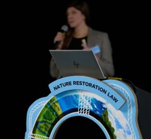 Sylwia Szczutkowska podczas konferencji „Natura Ratuje Ludzi – wdrożenie NRL w Polsce” zaprezentowała referat „NRL a ochrona i odbudowa ekosystemów leśnych”, styczeń 2025 r. Fot. Daniel Petryczkiewicz