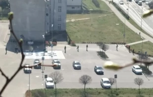 Ludzie stojący w kolejce do sklepu z zachowaniem kilkumetrowego dystansu w trakcie pierwszego lockdownu w kwietniu 2020 r. Fot. Dagmara Stanosz