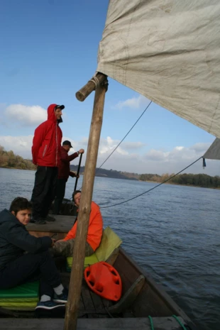 
Piotr Kielar instruuje załogę, łódka „Tabakiera”. Fot. Artur Kubica
