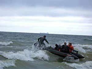 
Bałtyk to nie jezioro, praca na morzu zawsze wymaga szacunku dla Natury – ekipa ekologów z IOPAN w drodze na pomiary. Fot. W. Moskal

