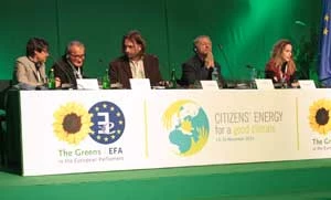 Konferencja „Energia obywatelska dla dobrego klimatu. Otwarta debata o i przyszłości”, Warszawa, listopad 2013. Panel dyskusyjny „Żywność, rolnictwo, energia – jakie inwestycje są potrzebne polskim terenom wiejskim”: Ewa Kos (Parta Zieloni, radna Sejmiku woj. Zachodniopomorskiego), Henryk Wujec (doradca Prezydenta B. Komorowskiego), prowadzący Adam Wajrak (Gazeta Wyborcza), José Bové (Zieloni/WSE,Francja), Rebeka Szabo (parlamentarzystka, ekspert ds. rolnictwa, Węgry). Fot. Diana Maciaga