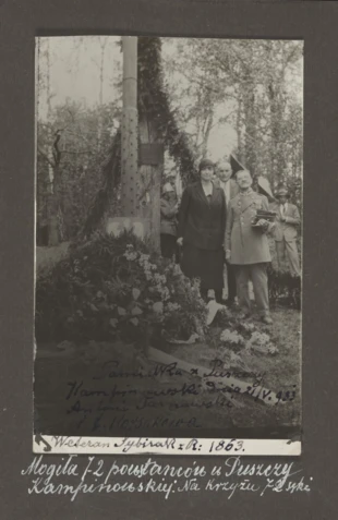 Mogiła powstańców styczniowych – mogiła powstańców styczniowych w Puszczy Kampinoskiej w 1933 r. Źródło: Polona.pl