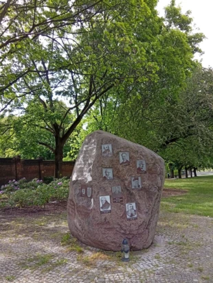 Pomnik stulecia Polskiego Towarzystwa Krajoznawczego. Fot. Bartosz Światek