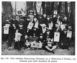 Koło młodzieży Państwowego Gimnazjum im. A. Mickiewicza w Grodnie z wykonanymi przez siebie skrzynkami dla ptaków, źródło: Wodziczko A., 1932, Ochrona przyrody w szkole, w: Szafer W. (red.), 1932, Skarby przyrody i ich ochrona, Warszawa, s. 326
