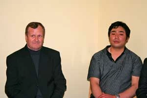 Borys Derkacz z Ukrainy i Toshinari Hata z Japonii. Pierwszy był żołnierzem armii ZSRR, którego w 1986 roku skierowano do likwidowania skutków katastrofy w Czarnobylu, drugi jest sadownikiem z okolic Fukushimy. Traumatyczne doświadczenia z energetyką jądrową spowodowały, że obaj stali się antyatomowymi aktywistami, Warszawa. Fot. Radosław Sawicki