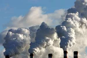 Kominy elektrowni w Patnowie należącej do Zespołu Elektrowni PAK. Wraz z elektrownią w Koninie emitują do atmosfery 9 mld ton CO2. © Greenpeace