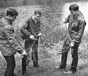 
DOP Kijowskiego Uniwersytetu Państwowego niszczy kłusownicze sieci (1987 r.). Fot. Z folderu o DOP
