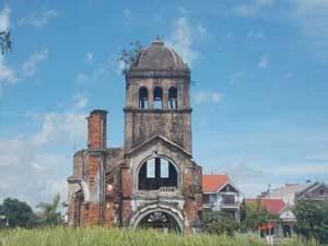 Ruiny kościoła w Dong Hoi. Fot. Olgierd Dilis