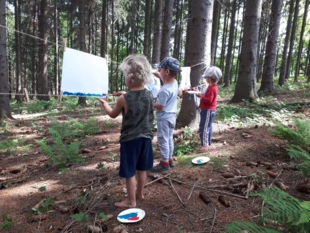 
Dzieci z grupy przedszkolnej Leśnej Szkółki younger tworzą swoja codzienną porcję sztuki. Fot. Magda Weigel
