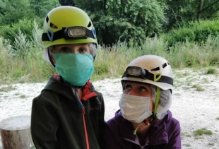 
Autorka z synem w pandemicznych maskach i kaskach przed wejściem do jaskini. Fot. Archiwum Dagmary Stanosz
