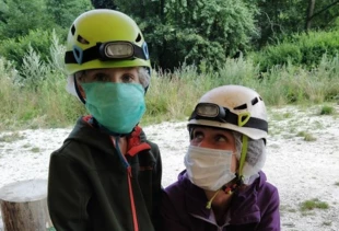 Autorka z synem w pandemicznych maskach i kaskach przed wejściem do jaskini. Fot. Archiwum Dagmary Stanosz