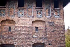 Ciemne nawarstwienia na powierzchni muru ceglanego i detali kamiennych. Elewacja Pałacu Wielkich Mistrzów, Zamek w Malborku. Stan przed konserwacją w 2011 roku. Fot. Marcin Kozarzewski