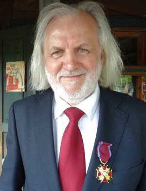 
Medal za krajobraz. Krzysztof A. Worobiec, nasz wieloletni współpracownik, 3 maja 2015 r. został odznaczony Złotym Krzyżem zasługi za wieloletnią działalność na rzecz ochrony krajobrazu. Medal przyznano postanowieniem Prezydenta RP Bronisława Komorowskiego. Krzysztofie w imieniu Redakcji Miesięcznika Dzikie Życie bardzo serdecznie gratulujemy wyróżnienia.
