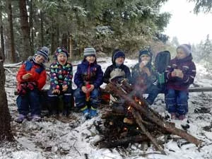 Najstarsza grupa przedszkolna po zdobyciu Jastrzębicy, najwyższego szczytu w okolicy Przyłękowa, w czasie pierwszego śnieżnego i mroźnego dnia w październiku 2015 r. Fot. Adam Kaliszuk