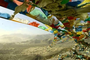 
Kolorowe flagi modlitewne, jeden ze stałych elementów krajobrazu Tybetu, także nawiązuje do głębokich związków tybetańskiej religii z otoczeniem, powiewający wiatr, szczególnie na wysokich przełęczach, odmawia wypisane na skrawkach materiału modlitwy. Fot. Adam Sanocki
