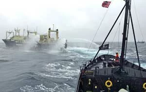 
Japoński statek wielorybniczy Nisshin Maru odpala armatki wodne w kierunku statku Sea Shepherd – Steve Irwin, luty 2009, Morze Rossa na Antarktydzie. Fot. Adam Lau, Sea Shepherd Conservation Society
