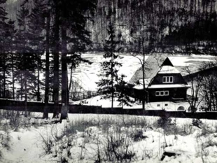 
„Domek nad zaporą” siedziba Pracowni w latach 1991-1999. Zdjęcie z roku 1989. Fot. Archiwum Pracowni
