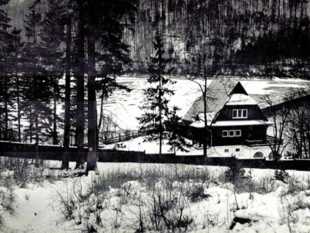 „Domek nad zaporą” siedziba Pracowni w latach 1991-1999. Zdjęcie z roku 1989. Fot. Archiwum Pracowni