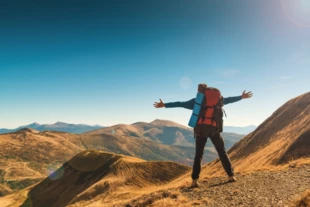 Turysta na szczycie, Karpaty Ukraińskie. Fot. Julia Burlaczenko