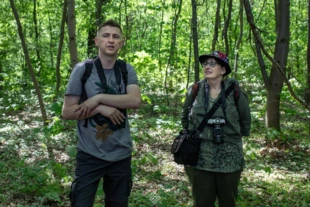 Małgorzata Piszczek i Paweł Kisiel z Wrocławskiej Przyrody, którzy wraz z Aleksandrą Kolanek i Ewą Zacharą wytypowali cenne przyrodniczo tereny we Wrocławiu, podczas jednego ze spacerów z mieszkańcami. Źródło: Facebook Koalicji Wrocławska Ochrona Klimatu