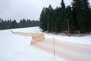 
Nielegalne oświetlenie i naśnieżanie na nartostradzie na Tobołowie. Fot. Radosław Ślusarczyk
