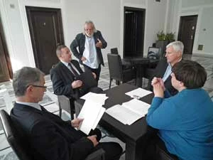 Przed spotkaniem podkomisji przedstawiciel inicjatywy obywatelskiej Krzysztof A. Worobiec dyskutuje z przedstawicielami samorządów – od lewej siedzą Henryk Sułuja burmistrz Ustrzyk Dolnych, Włodzimierz Pietroczuk starosta hajnowski, Piotr Jakubowski burmistrz Mikołajek i sekretarz gminy Mikołajek Joanna Wróbel. Fot. Marek Broniarek