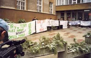 
Początki walki o Rospudę. Manifestacja pod Podlaskim Urzędem Wojewódzkim w Białymstoku, marzec 1999. Fot. Jacek Zachara
