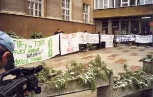 
Początki walki o Rospudę. Manifestacja pod Podlaskim Urzędem Wojewódzkim w Białymstoku, marzec 1999. Fot. Jacek Zachara
