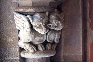 Nawarstwienia tworzące się na wapiennym detalu architektonicznym spowodowały częściowe złuszczenie warstwy powierzchniowej. Zamek w Malborku. Fot. Jolanta Ratuszna