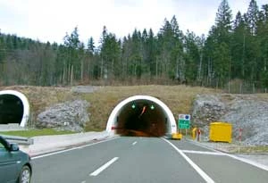 
Tunel „Cardak” na autostradzie A6 w Chorwacji, wykonany między innymi ze względów ekologicznych, jako przejście dla zwierząt. Fot. Włodzimierz Jedrzejewski
