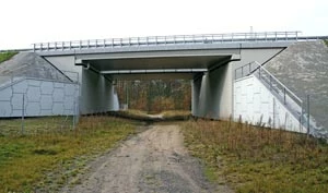 
Przejście dolne zespolone z drogą leśną – konstrukcja żelbetowa, jednoprzęsłowa – droga ekspresowa S-3. Fot. Rafał Kurek
