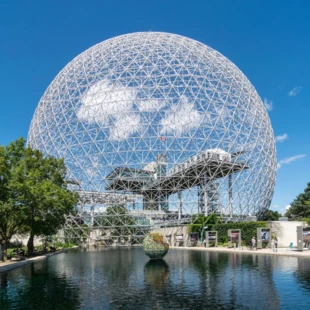 Biosfera – największa kopuła zaprojektowana przez Fullera. Oryginalna konstrukcja została zbudowana na montrealskie targi Expo w 1967 r. Obecnie znajduje się w niej Muzeum Środowiska. Fot. Eberhard von Nellenburg, źródło: pl.wikipedia.org