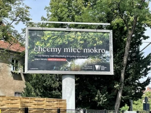 Chcemy mieć mokro – czy tereny nad Olszówką Krzycą wyschną? Ten bilbord miał trafić z przekazem do mieszkańców Krzyk. Ten obszar to naturalna chłodziarka południa Wrocławia, enklawa dzikości. Źródło: Facebook Koalicji Wrocławska Ochrona Klimatu