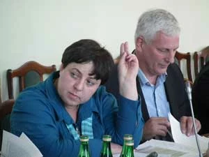 Sekretarz mazurskiej gminy Mikołajki Joanna Wróbel chce zabrać głos, by poprzeć wniosek siedzącego obok burmistrza Mikołajek Piotra Jakubowskiego. Fot. Marek Broniarek